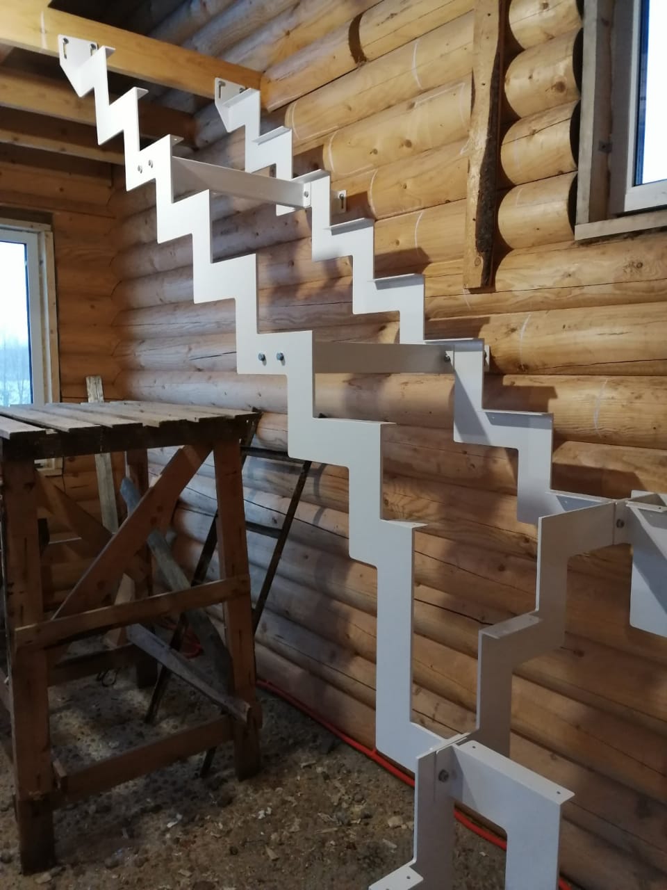 Металлический каркас лестницы из листового материала